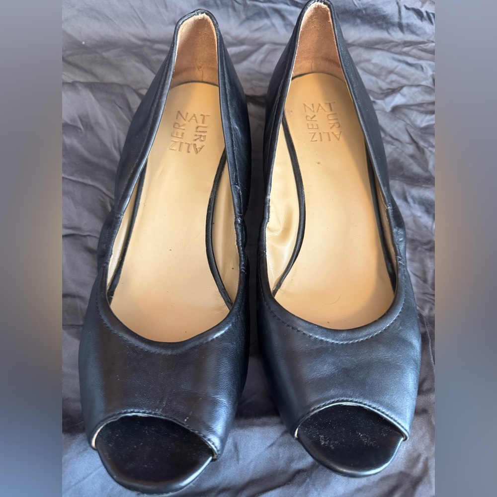 Naturalizer size 9.5 Black Low Heel Peep Toe Design